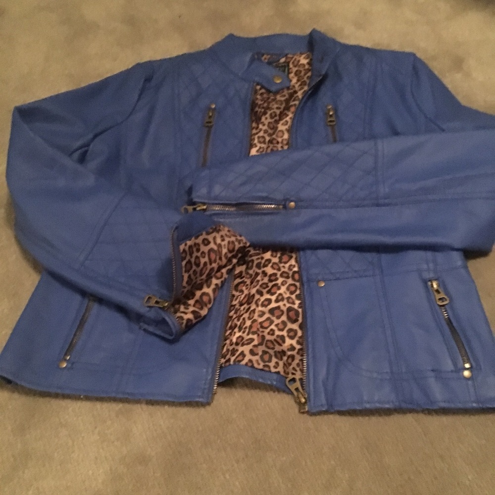 Blue crop blazer with leopard lining from C’Esttoi